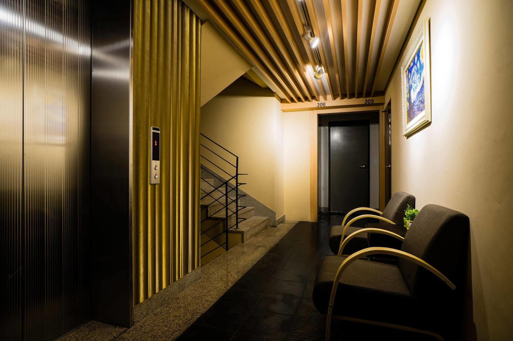 Park Avenue Hostel *